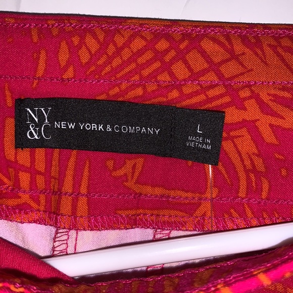 Whitney Pull-on Stretch Short. Size Large. Orange and red pattern. - Picture 4 of 7